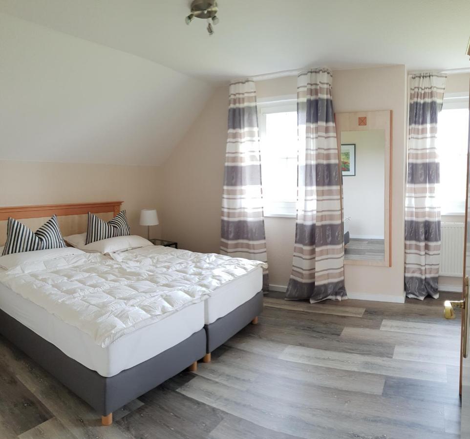 Ferienapartment Wiese & Meer Auf Ruegen Neddesitz エクステリア 写真